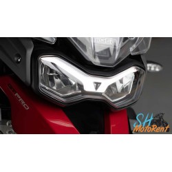 La Triumph Tiger 900 GT possède des phares à LED puissants et performants pour des balades en Provence durant les soirées d'été