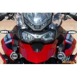 Une signature LED et un regard profond. La face avant de la Triumph Tiger 900 est splendide.