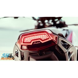Phare arrière très stylé sur l'Indian FTR1200S. C'est du LED pour plus de visibilité
