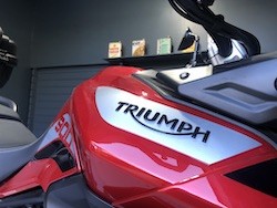 Guide de démarrage rapide : Tout ce que vous devez savoir pour louer une Triumph Tiger 900 chez SH MotoRent SH MotoRent